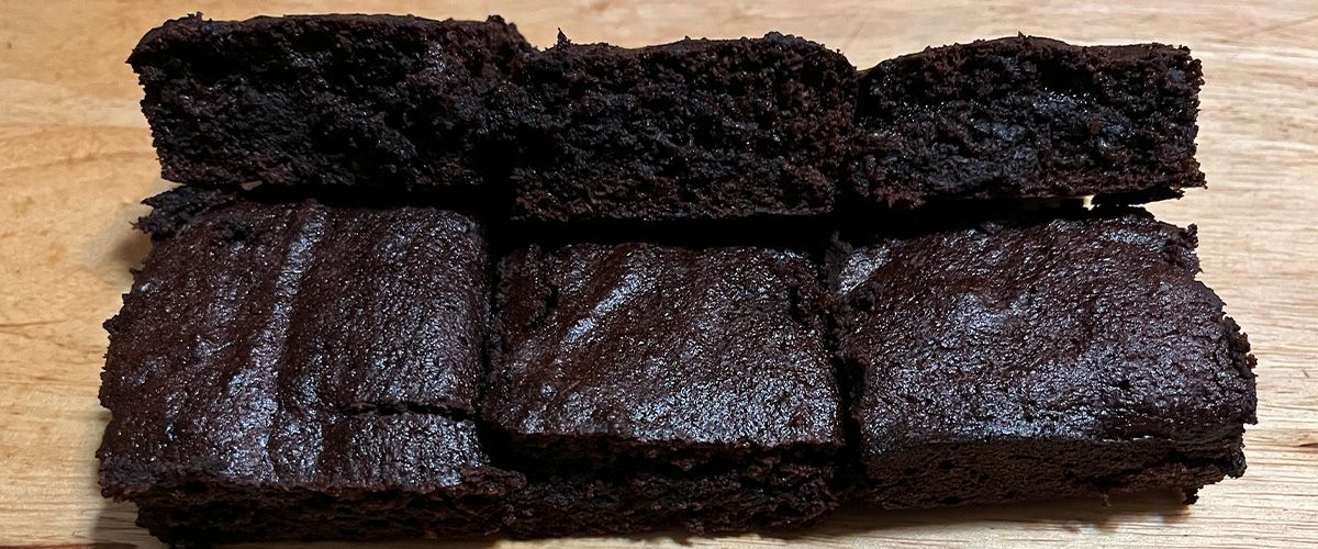 close up of 6 brownies, three flat and three angled to show the sides